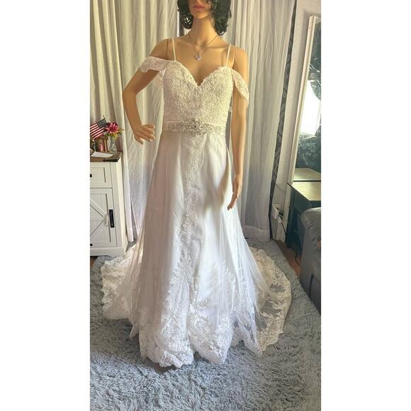 Elegant Lace Wedding Gown with Beaded Bodice and Dramatic Train - Picture 9 of 13